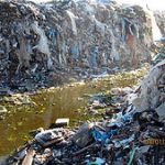 murs de déchets ou stagnent des flaques de couleur douteuse.