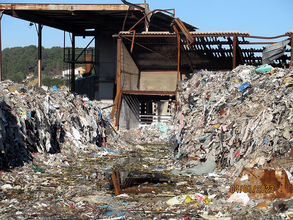 toiture de ce bâtiment effondré, composée de plaques en fibrociment contenant de l’amiante