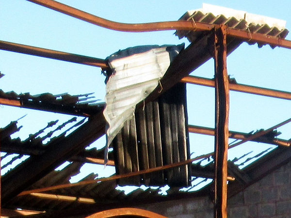 Ce panneau solaire est resté accroché à la toiture du bâtiment.