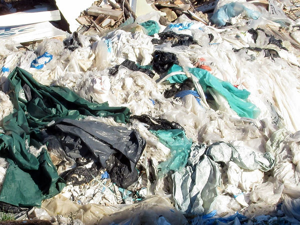 Des plastiques se dispersent au gré du vent et s’accumulent